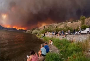 Un residente de Kelowna le dijo a la BBC que los incendios se extendieron por la ladera de la montaña como una "nube siniestra de destrucción".