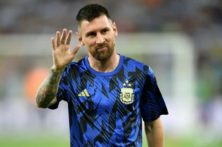 El astro argentino Lionel Messi saluda previo al partido entre la Albiceleste y Brasil por la clasificatoria sudamericana al Mundial-2026 el 21 de noviembre de 2023 en Rio de Janeiro (CARL DE SOUZA)